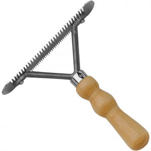 Rake with wooden handle serrated two-sided, Measures 150 x 35 mm